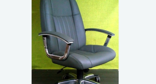 Перетяжка офисного кресла кожей. Белоозёрский